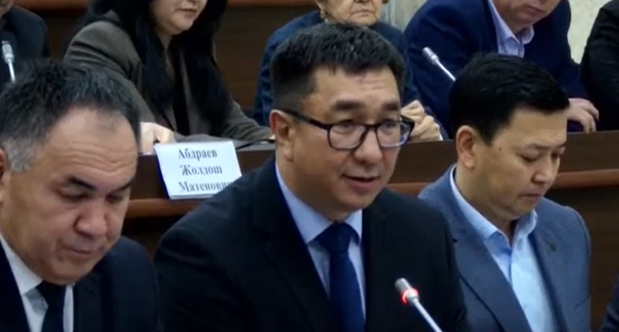 Депутат министрдин милдетин аткаруучу Текебаевге: «Резюмеңиз да, фамилияңыз да күчтүү экен»
