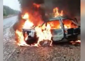 Таластагы жолдо өрттөнүп кеткен унаанын ичинен жубайлардын жансыз денеси табылды