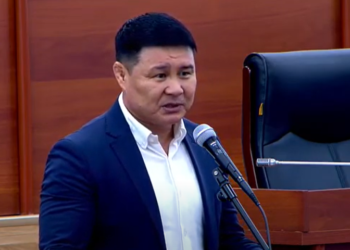 «Парламент экиге бөлүнүп жатат». Тазабек Икрамов Айдарбеков арыз жазып кетиши керектигин айтты