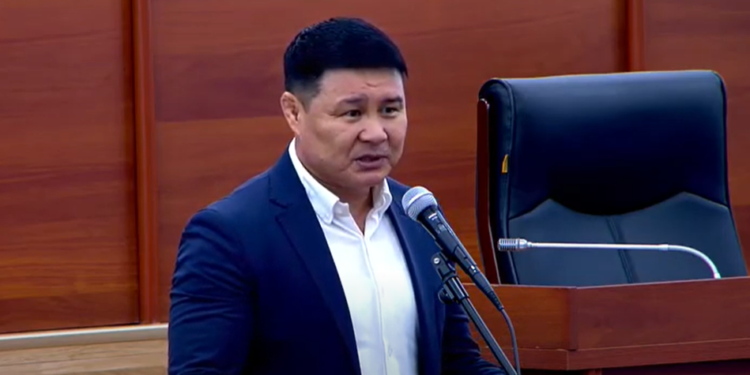 «Парламент экиге бөлүнүп жатат». Тазабек Икрамов Айдарбеков арыз жазып кетиши керектигин айтты