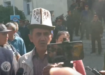 Жыйындын катышуучусу: «Өзгөндөгү Кемпир-Абад боюнча жыйында жаңжал чыкты» (видео)