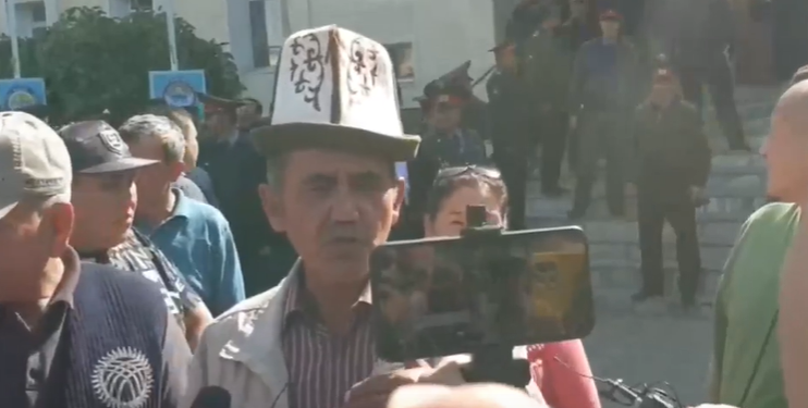 Жыйындын катышуучусу: «Өзгөндөгү Кемпир-Абад боюнча жыйында жаңжал чыкты» (видео)