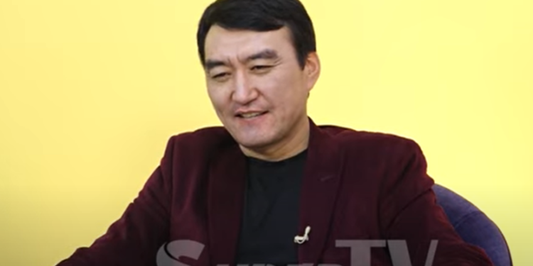 «Эмнеге десем «төлөнө элек» деди». Гүлжигит Сатыбеков «вай-файың жокпу эмне» деген саптар кантип жаралганын айтты