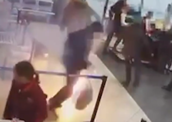 Пауэрбанк жарылып! Казакстандагы аэропортто жүргүнчүнүн чөнтөгүндө кубаттагычы күйүп кетти (видео)