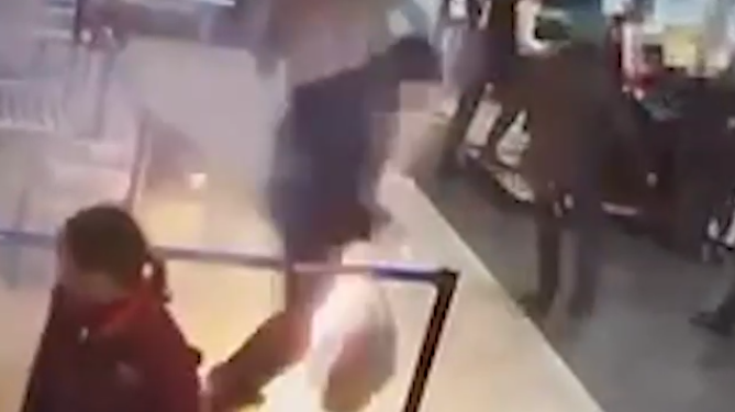 Пауэрбанк жарылып! Казакстандагы аэропортто жүргүнчүнүн чөнтөгүндө кубаттагычы күйүп кетти (видео)