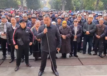 «Ушулар бизге хан болуп, өнүктүрөт». Жалал-Абадда Садыр Жапаров менен Камчыбек Ташиевди колдогон митинг өттү