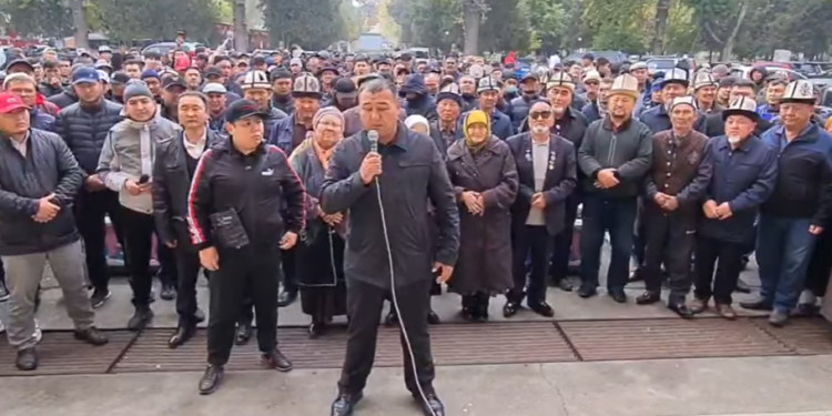 «Ушулар бизге хан болуп, өнүктүрөт». Жалал-Абадда Садыр Жапаров менен Камчыбек Ташиевди колдогон митинг өттү