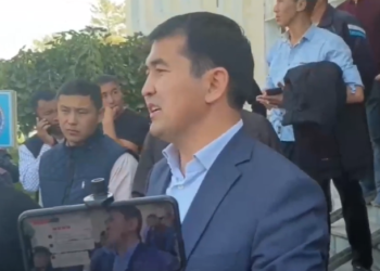 Өзгөндөгү Кемпир-Абад боюнча жыйындын имараттын ичинде эмес, сыртта өтүшүн талап кылышууда (видео)