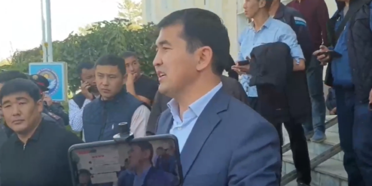 Өзгөндөгү Кемпир-Абад боюнча жыйындын имараттын ичинде эмес, сыртта өтүшүн талап кылышууда (видео)