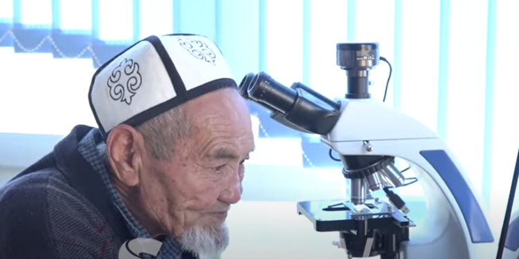 85 жашында студент болгон Мамат Кулматов: «Дипломду алып, аркы дүйнөдө окутасыңбы» дегендер бар»