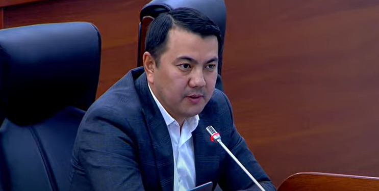 Депутат: «Мугалимдердин сааты азайтылып, чектөө коюлуп жатыптыр»