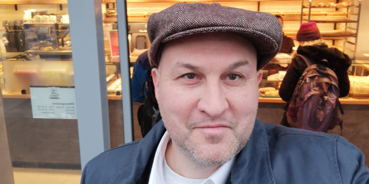 Фейсбукта Акын Демократ деп таанылган Марат Баязов 2 айга камакта калтырылды