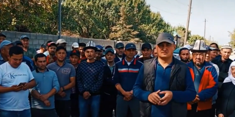 «Элдин жүрөгү ыйлап жатат». Баткендин Жаңы-Жер айылынын тургундары Садыр Жапаровго кайрылышты