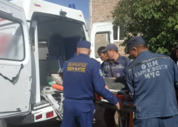 Жети-Өгүздө аял 2-кабаттан кулап, бутун сындырган