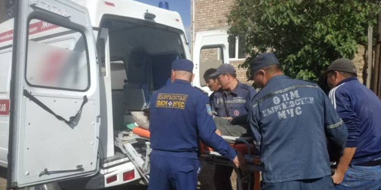 Жети-Өгүздө аял 2-кабаттан кулап, бутун сындырган