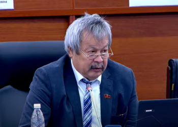 «Мыйзам долбоор даярдалып жатат». Депутат герб, гимн, желекти алмаштыруу керектигин айтты