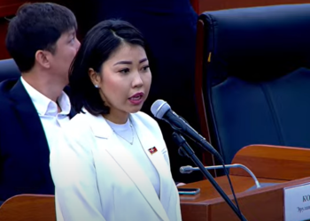 Депутат: «Акылбек Жапаровдун кызыкчылыгы болгондо эле эртеден кечке Ак Үйдө жүрөт»