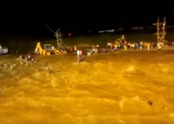 Индияда диний жөрөлгө учурунда суу каптап, 7 адамдын өмүрүн алды (видео)