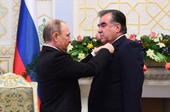 «Сыйлык өз күнөөкөрүн тапты». Путиндин Рахмонго берген сыйлыгына ТИМдин басма сөз катчысы комментарий берди