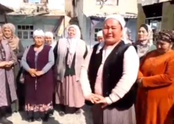 Лейлектеги Интернационал айылынын аялдары Садыр Жапаровго ыйлап кайрылышты (видео)