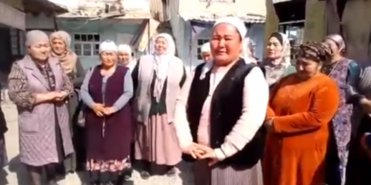 Лейлектеги Интернационал айылынын аялдары Садыр Жапаровго ыйлап кайрылышты (видео)