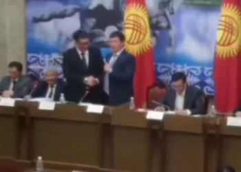 «Даканса»! Депутат Жусупбек Коргонбай уулуна транспорт министри Ноокат жолун бүтүрөм деп кол берди (видео)