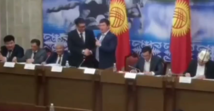 «Даканса»! Депутат Жусупбек Коргонбай уулуна транспорт министри Ноокат жолун бүтүрөм деп кол берди (видео)