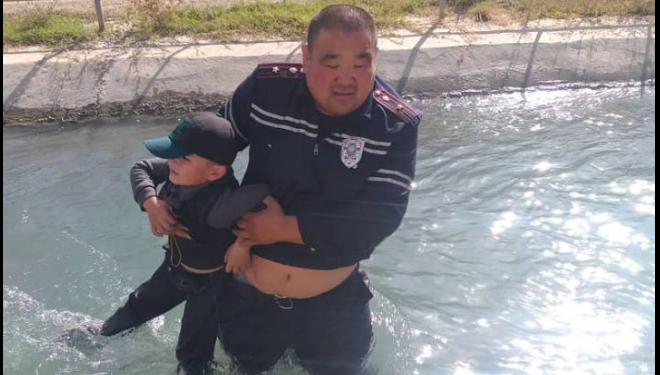 Баткенде жол тескөөчү каналга агып бара жаткан баланы чыгаргандагы видео тарады