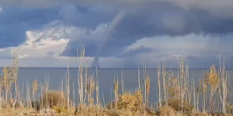 Ысык-Көлдө сейрек кездешүүчү кубулушту видеого тартып алышкан (видео)