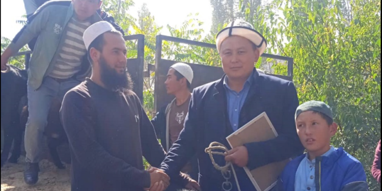 «Тай, торпок, кой…» Ала-Букада жигит ата-энесине аш берүүнүн ордуна Куран жарыш өткөрдү