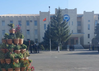 Садыр Жапаров менен Камчыбек Ташиев Өзгөндүн тургундары менен жолугушуп бүттү