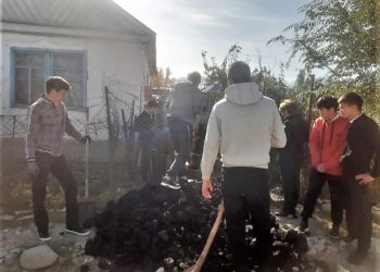 «Отун жарып, суу ташып, короо тазалап». Караколдо мектеп окуучулары жалгыз жашаган карыларга жардам беришти
