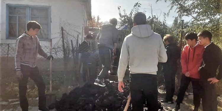 «Отун жарып, суу ташып, короо тазалап». Караколдо мектеп окуучулары жалгыз жашаган карыларга жардам беришти