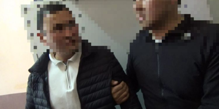 «500 доллар талап кылган». Ноокат райондук сотунун сот аткаруучусу кармалды (видео)