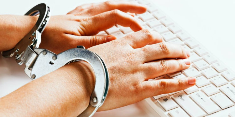 Соцтармакта кыргыздар тууралуу негатив жазган кыз бир жылга кесилди