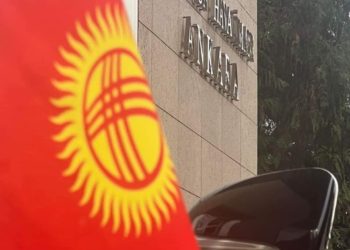 “Бейформал сүйлөшүү учурундагы сүрөттү талкуулоо осол иш”. Спикердин маалымат катчысы талкууга түшкөн сүрөт боюнча үн катты