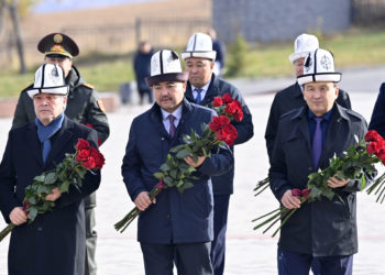 Төрага Нурланбек Шакиев «Ата-Бейитке» барып, ата-бабалардын арбагына багышталып куран окулду