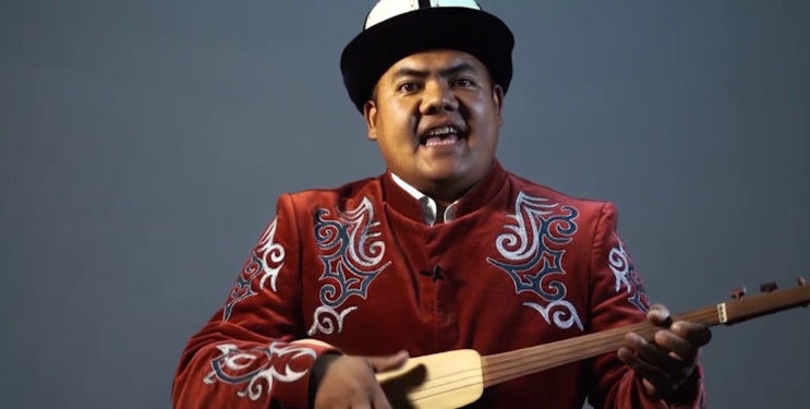 Төкмө акын Болот Назаров 1 айга камакта калтырылды