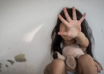 «Аялын өлтүрүп, сот жообуна тартылган». Нарында 13 жаштагы өз кызын зордуктап жүргөн атанын иши Жогорку Сотко жетти