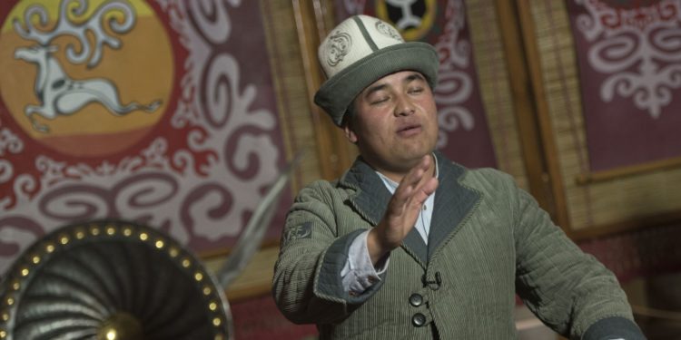 «Кыргызмын деген инсандар келишет». Манасчы Дөөлөт Сыдыков Москвада жолугушуу өткөрөт