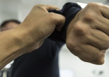 Ошто жаран аялы, карындашы менен чогуу сабалган. Шектүү катары бир туугандар кармалды