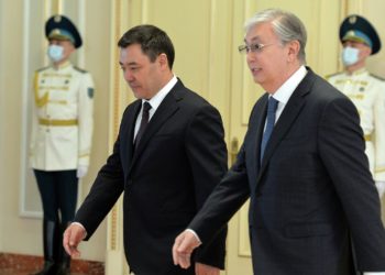 Садыр Жапаров Касым-Жомарт Токаевди президенттик шайлоодогу жеңиши менен куттуктады