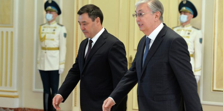 Садыр Жапаров Касым-Жомарт Токаевди президенттик шайлоодогу жеңиши менен куттуктады