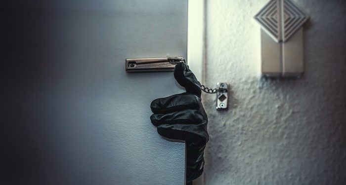 Ак-Ордо конушундагы үйдөн 760 миң сом уурдалды. Шектүүлөр изделүүдө