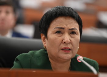 «Өпкөңдү кагып коём. Кыйкырбай сүйлө!». Депутат Талиева соцтармакта сынга алынып жатат