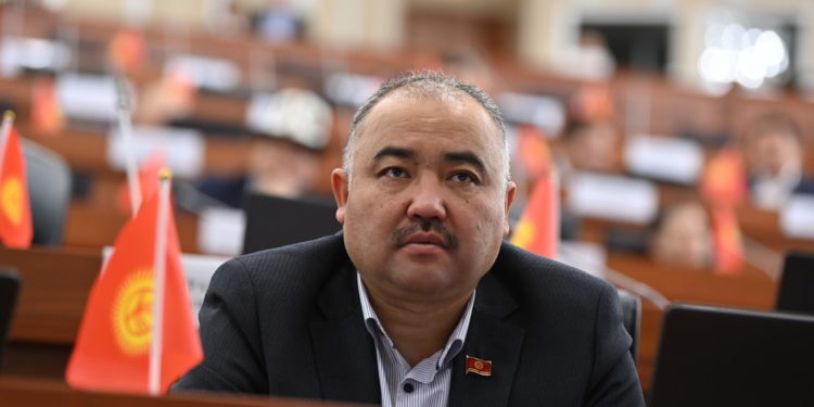 Спикер Нурланбек Шакиев: «Баяндамачылар трибунадан жооп бергенди үйрөнгүлө»