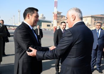 Президент Садыр Жапаровду Арменияда ким, кандай тосуп алды (сүрөт)