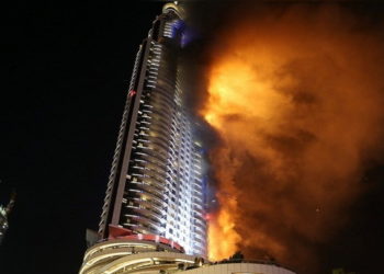 Дубайда асман тиреген имарат өрттөнүп жатат (видео)