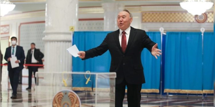 Нурсултан Назарбаев президенттик шайлоодо добушун кимге бергенин айтты