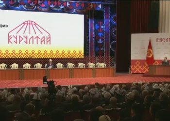 Бишкекте өтүп жаткан Элдик курултайда аксакалдар ортосунда талаш чыкты